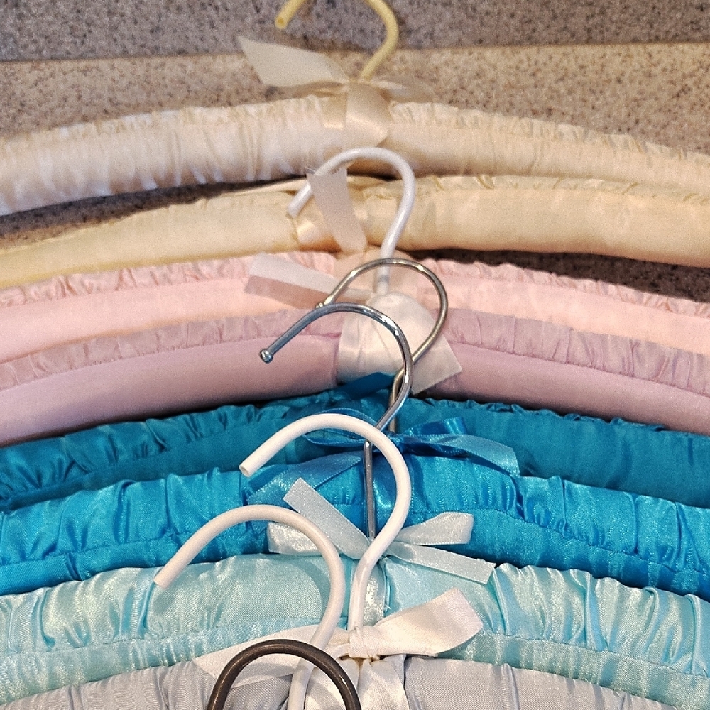 Set of Padded Satin & Floral Hangers - Assorted Pastel Colors - Picture 4 of 4